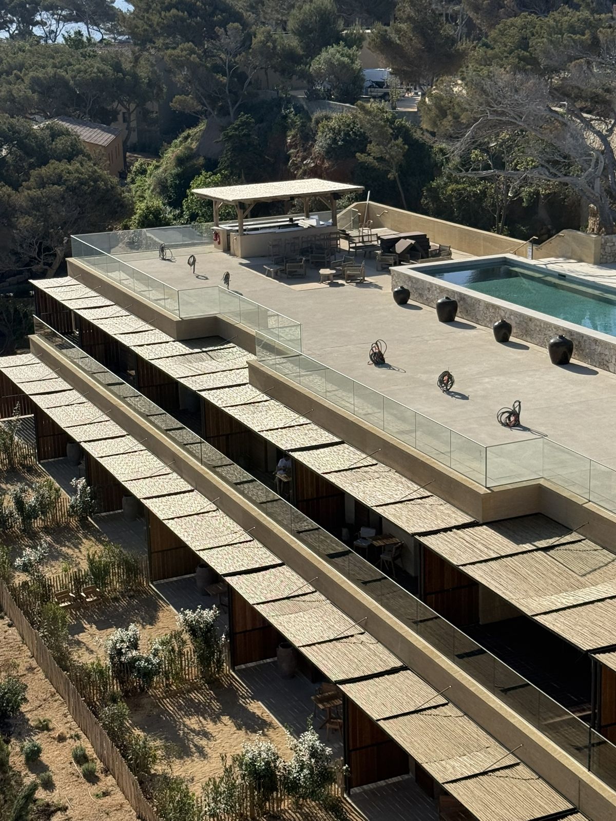 Hôtel Soukana, île de Bendor : terrasses et garde-corps vitrés